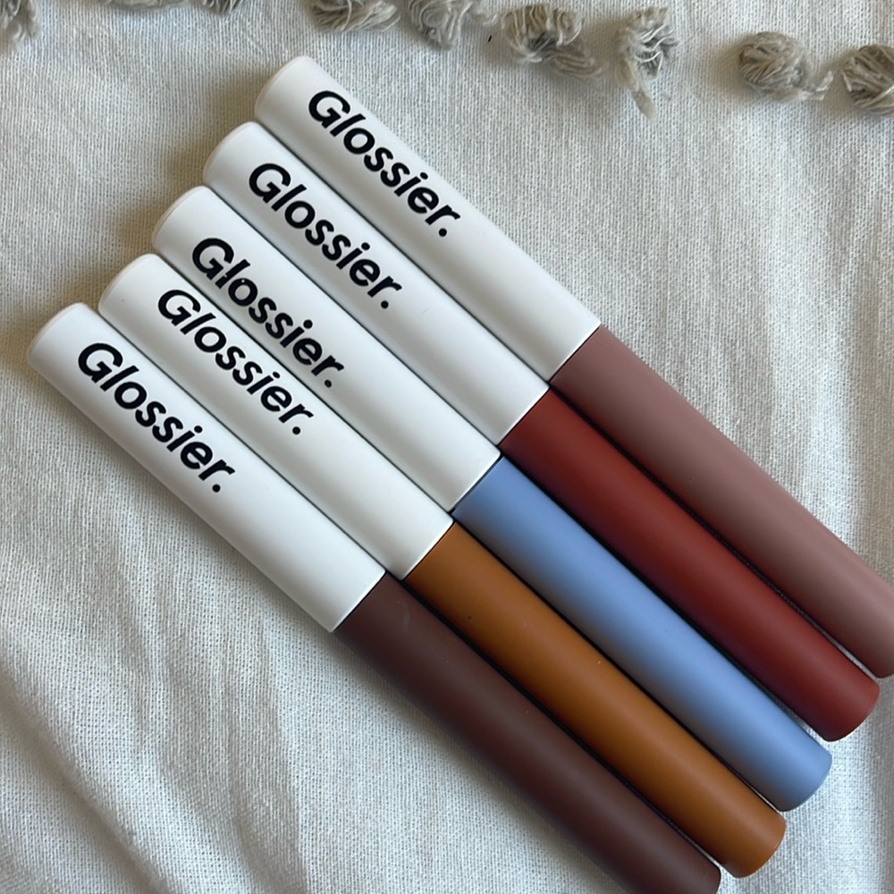 Glossier Sky Wash Sheer matte lid tint